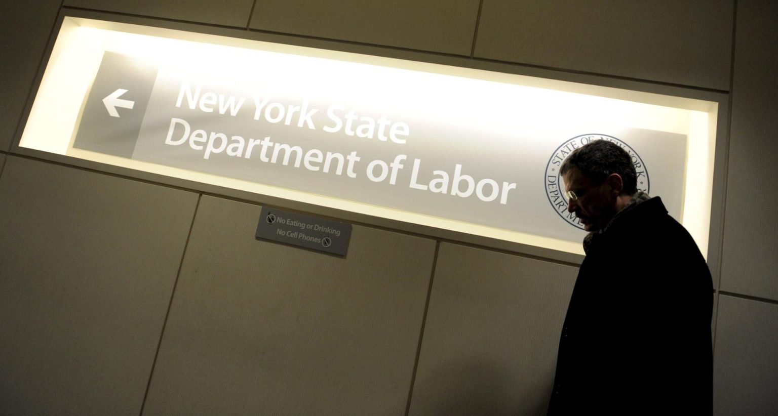 Un hombre pasa ante un letrero en una oficina del Departamento de Trabajo de Nueva York, Estados Unidos. Imagen de archivo. EFE/Justin Lane