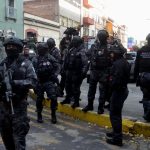 Fotografía de archivo de varios soldados y agentes federales mexicanos mientras participan en el translado de un narcotraficante. EFE/STR