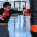 La púgil puertorriqueña Amanda Serrano, campeona con cuatro títulos en la categoría de peso pluma, entrena hoy en un club de Brooklyn, en Nueva York (EE.UU.). EFE/Ángel Colmenares