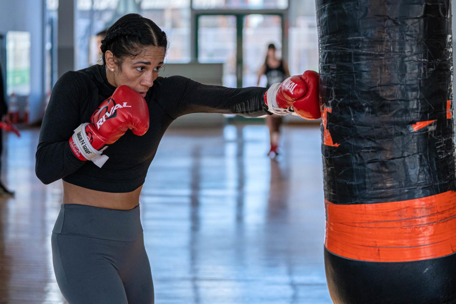 La púgil puertorriqueña Amanda Serrano, campeona con cuatro títulos en la categoría de peso pluma, entrena hoy en un club de Brooklyn, en Nueva York (EE.UU.). EFE/Ángel Colmenares