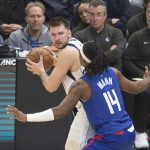 Fotografía de archivo en al que se registró al esloveno Luka Doncic (c-i), alero estrella de los Mavericks de Dallas, quien sufrió este jueves un esguince en su tobillo izquierdo y abandonó durante el primer cuarto del partido en el su equipo se impuso a domicilio 95-99 sobre los Suns de Phoenix en la NBA. EFE/Armando Arorizo