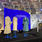 Fotografía de los dos vestidos que la primera dama de Estados Unidos, Jill Biden, llevó el día de la investidura presidencial en 2021, desplegados después de su donación al Museo Nacional de Historia Estadounidense de la institución Smithsonian en Washington (EE.UU.). A más de 100 años se remonta esta tradición en la que la primera dama proporciona una pieza de su vestuario a la colección del Smithsonian, que se inició en 1912. EFE/ Sara Soteras