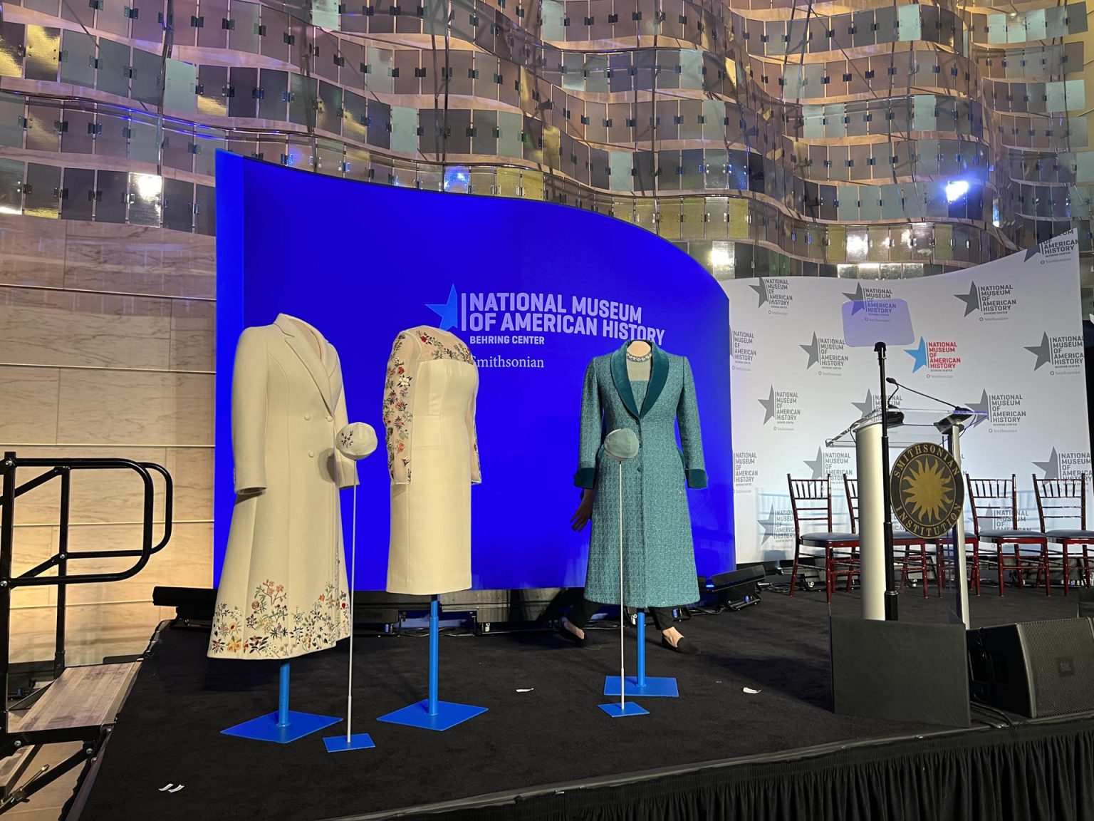 Fotografía de los dos vestidos que la primera dama de Estados Unidos, Jill Biden, llevó el día de la investidura presidencial en 2021, desplegados después de su donación al Museo Nacional de Historia Estadounidense de la institución Smithsonian en Washington (EE.UU.). A más de 100 años se remonta esta tradición en la que la primera dama proporciona una pieza de su vestuario a la colección del Smithsonian, que se inició en 1912. EFE/ Sara Soteras