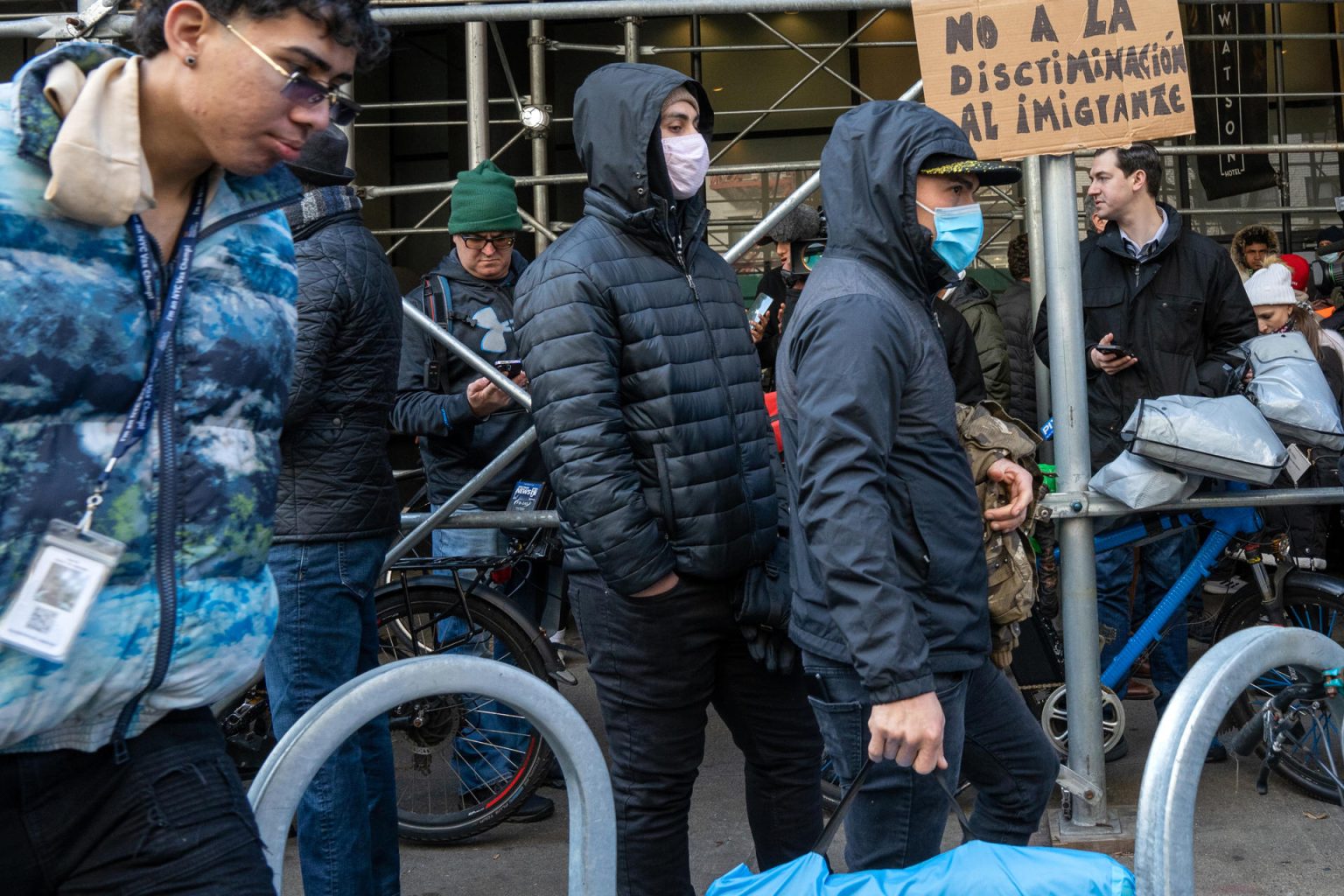 Fotografía de inmigrantes venezolanos desalojados del hotel Watson que acampan en la calle afuera del edificio como protesta hoy, en Nueva York (EEUU). EFE/Ángel Colmenares