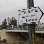 Varios trabajadores colocan banderas israelíes y estadounidenses en una carretera que conduce al Consulado de los Estados Unidos en el vecindario judío de Arnona, en Jerusalén, Israel. Imagen de archivo. EFE/ Abir Sultan