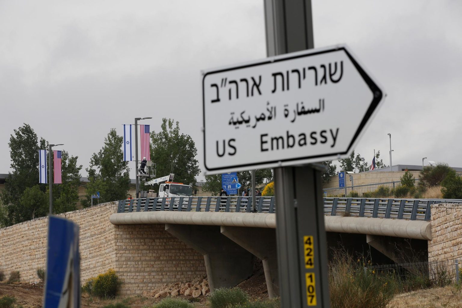 Varios trabajadores colocan banderas israelíes y estadounidenses en una carretera que conduce al Consulado de los Estados Unidos en el vecindario judío de Arnona, en Jerusalén, Israel. Imagen de archivo. EFE/ Abir Sultan