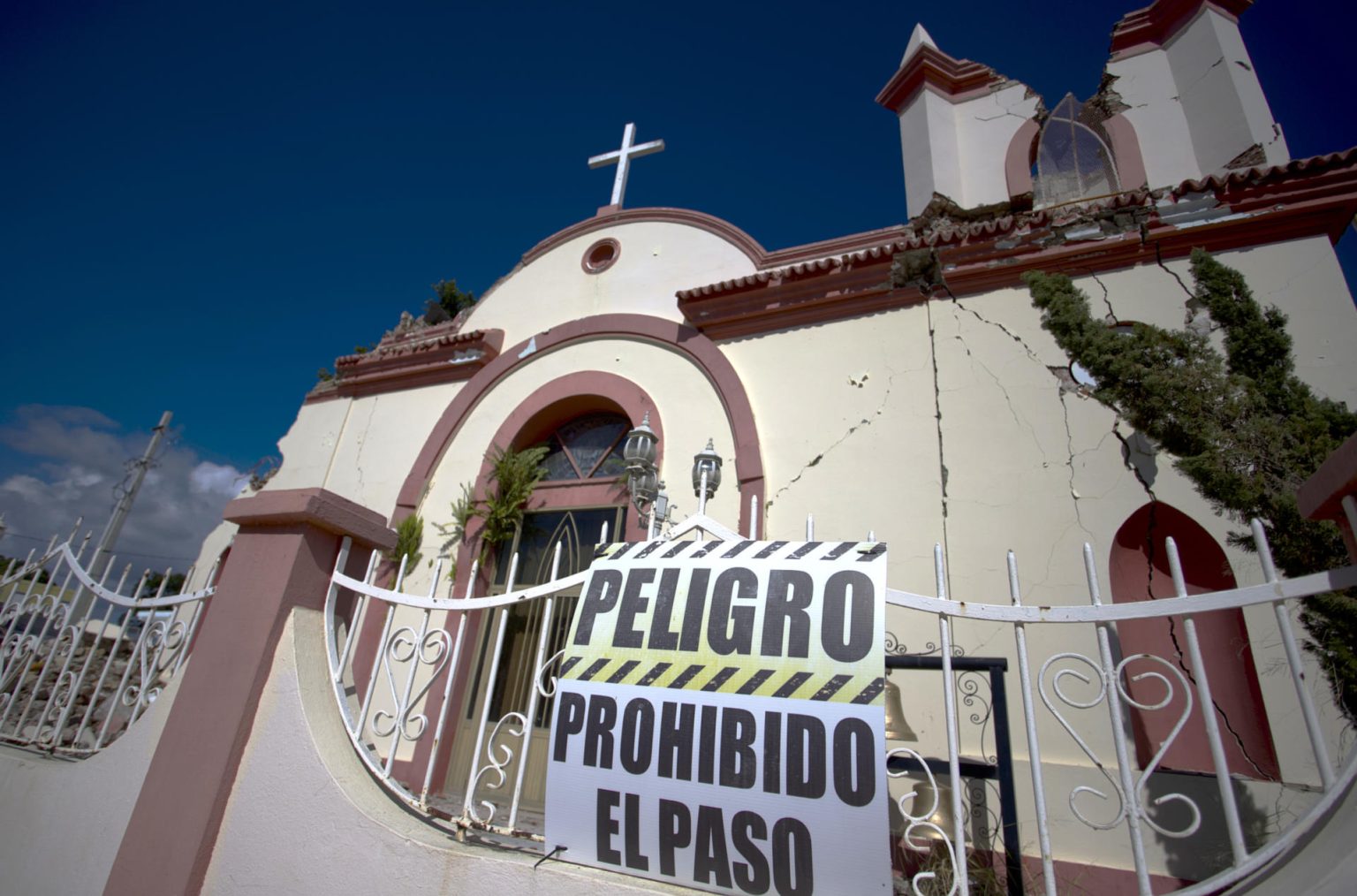 Fotografía de una iglesia de 1841 afectada por los temblores de enero de 2020, en diciembre de 2022, en Guayanilla (Puerto Rico). EFE/ Thais Llorca