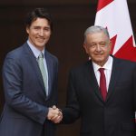 El presidente de México Andrés Manuel López Obrador (d), junto al primer ministro de Canadá Justin Trudeau, se reúnen hoy en el Palacio Nacional en Ciudad de México (México). EFE/ José Méndez