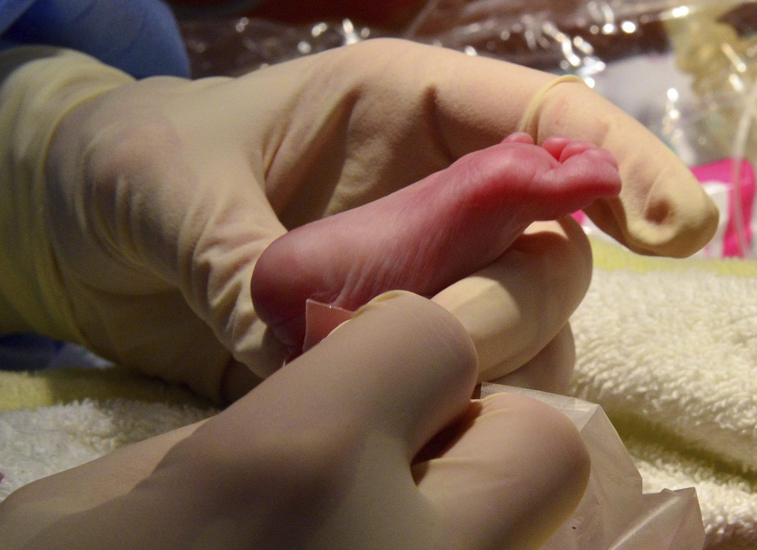 La niña, que pesaba más de seis libras (2,7 kilos), estaba envuelta en una manta, con el cordón umbilical sin cortar y rodeada de restos de la placenta de su madre, según la policía. Imagen de archivo. EFE/Martin Schutt