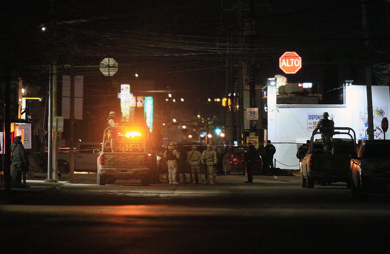 Personal del ejército mexicano vigilan la zona del crimen donde murieron cinco sicarios que ejecutaron a dos ministeriales el 2 de enero de 2023, en la fronteriza Ciudad Juárez, Chihuahua (México). EFE/Luis Torres