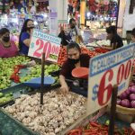 Comerciantes ofrecen sus productos en el Mercado Jamaica, en la Ciudad de México (México). EFE/Isaac Esquivel