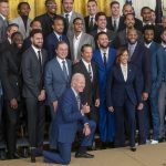 El presidente estadounidense Joe Biden (izq.) junto a la vicepresidenta Kamala Harris (dcha.) se arrodillan para una foto grupal durante una ceremonia de celebración de los Golden State Warriors por su NBA 2022 campeonato en el East Room de la Casa Blanca en Washington, DC, Estados Unidos. EFE/EPA/SHAWN THEW