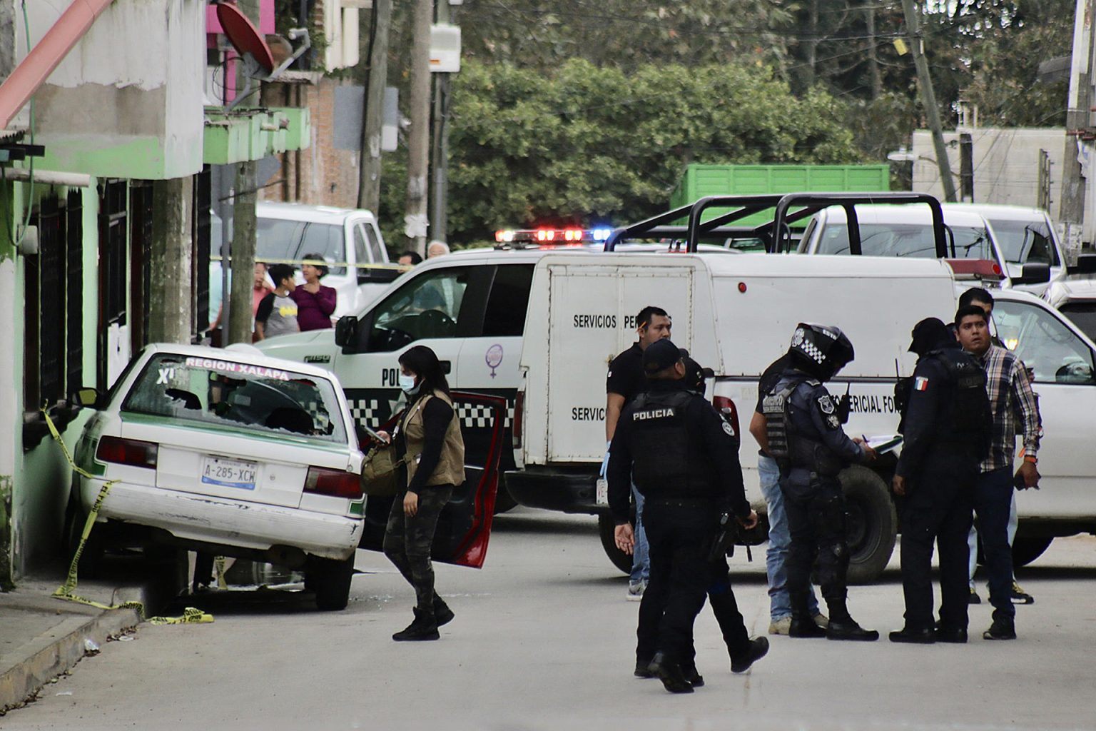 Fotografía de archivo de miembros de la policía municipal y agentes que periciales inspeccionan una escena del crimen donde fue asesinado el periodista mexicano Pedro Pablo Kumul, en Xalapa, estado de Veracruz (México). EFE/Stringer