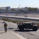 Un integrante de la Guardia Nacional estadounidense patrulla, en la valla fronteriza de El Paso, Texas, frente a Ciudad Juárez, México. Imagen de archivo. EFE/Octavio Guzmán