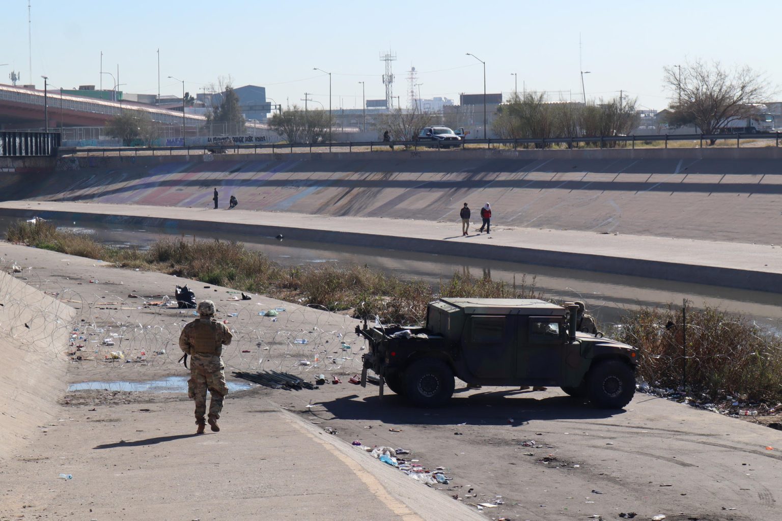 Un integrante de la Guardia Nacional estadounidense patrulla, en la valla fronteriza de El Paso, Texas, frente a Ciudad Juárez, México. Imagen de archivo. EFE/Octavio Guzmán