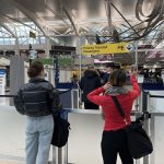 Unas mujeres esperan en la sección de embarque hoy, en el aeropuerto John F. Kennedy de Nueva York (EE.UU.). EFE/ Sarah Yáñez-richards