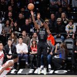 Fotografía de archivo en la que se registró a Kyrie Irving (c), base esterlla de los Nets de Brooklyn, quien aportó en el último cuarto una entrada, un triple y dos tiros libres que fueron decisivos en el triunfo a domicilio de su equipo 102-108 sobre los Pelicans de Nueva Orleans. EFE/Peter Foley