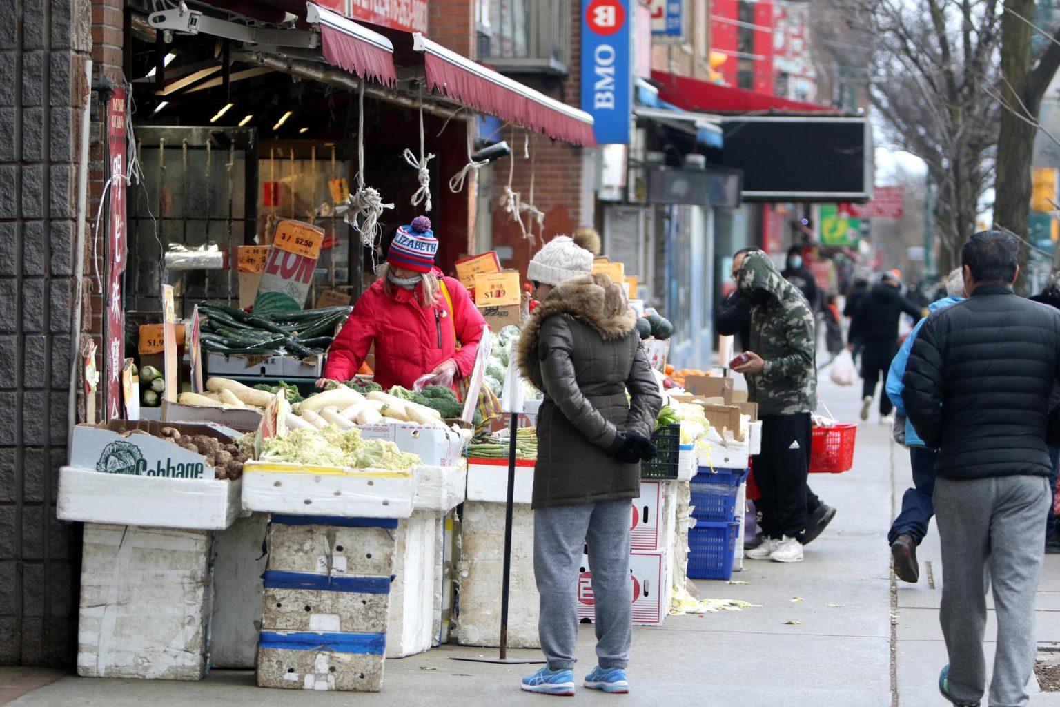 Transeúntes caminan por la Avenida Spadina en el Barrio Chino de Toronto (Canadá). Imagen de archivo. EFE/ Osvaldo Ponce