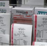 Tiquetes de lotería, entre ellos Powerball en una tienda de Nueva York (Estados Unidos). Imagen de archivo. EFE/ANDREW GOMBERT