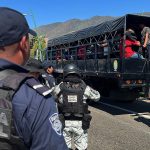 Personal de la policía estatal y de la Guardia Nacional (GN) rescatan a decenas de migrantes que viajaban en un trailer hoy, en el municipio Chiapa de Corzo, Chiapas (México). EFE/Carlos López