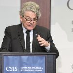 El comisario europeo de Mercado Interior, Thierry Breton, habla durante una charla en el Centro de Estudios Estratégicos e Internacionales (CSIS), hoy, en Washington (EE.UU.). EFE/Lenin Nolly