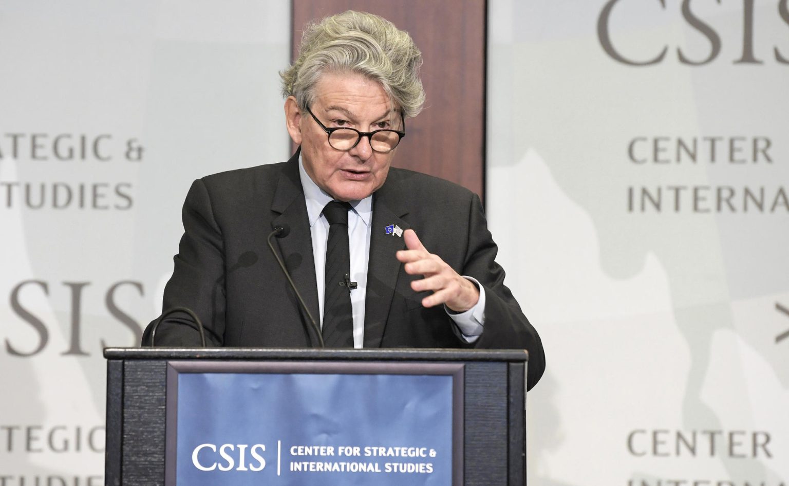 El comisario europeo de Mercado Interior, Thierry Breton, habla durante una charla en el Centro de Estudios Estratégicos e Internacionales (CSIS), hoy, en Washington (EE.UU.). EFE/Lenin Nolly