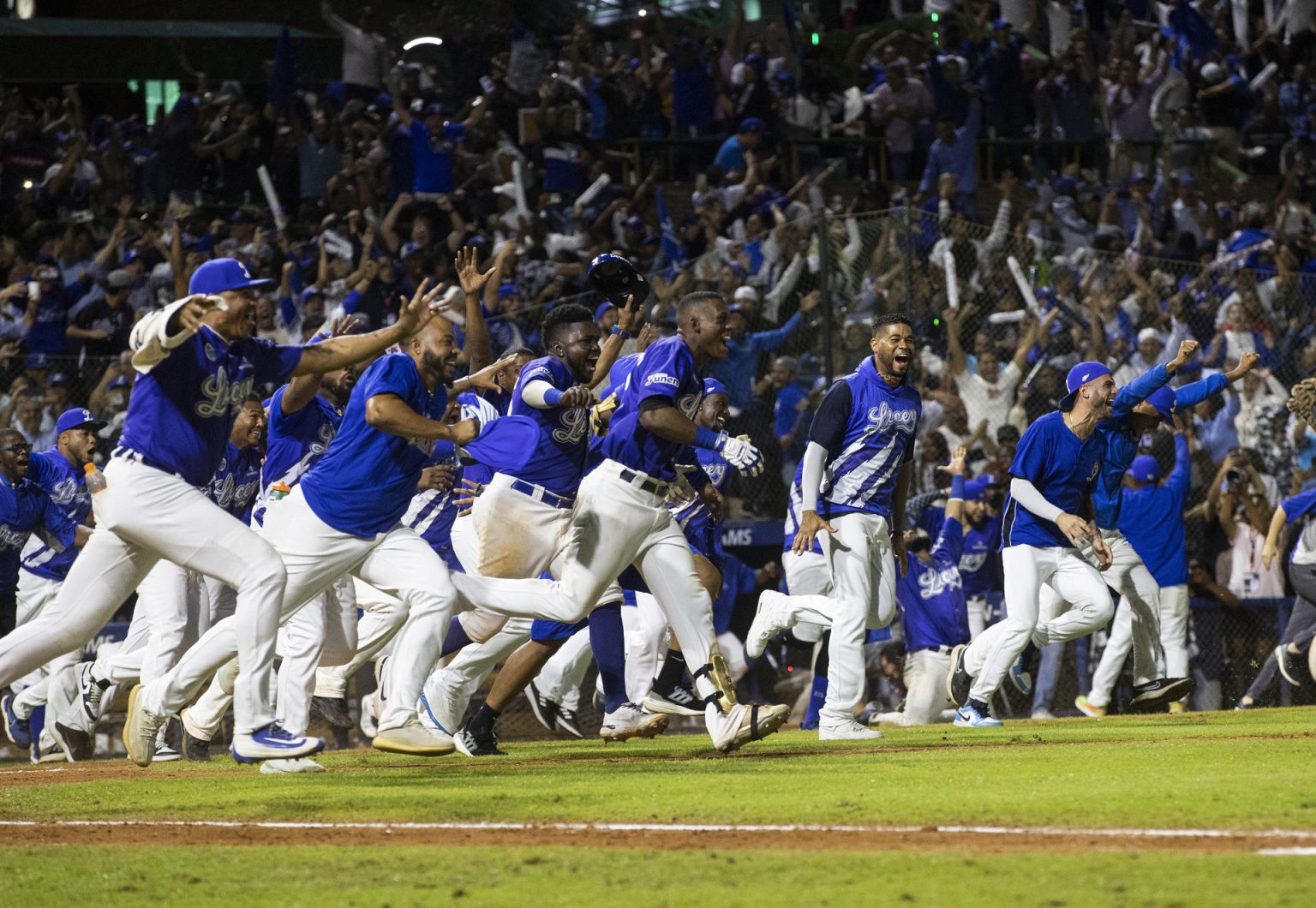 Jugadores de Los Tigres del Licey fueron registrados este miércoles, 18 de enero, al celebrar la obtención del campeonato del béisbol invernal dominicano, tras vencer a las Estrellas Orientales, en Santo Domingo (República Dominicana). EFE/Orlando Barría