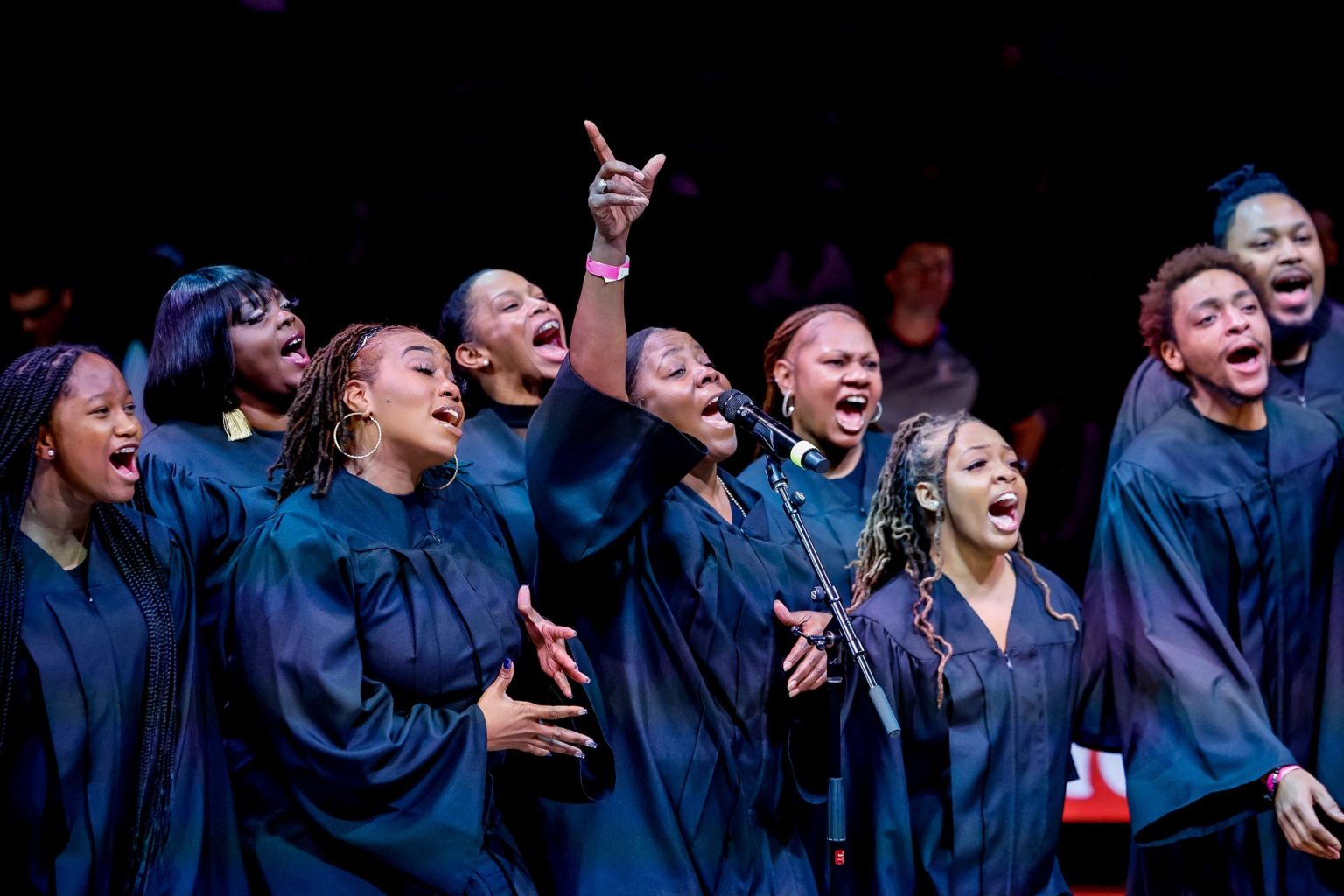 Integrantes del coro de música gospel ¡Contagiosos! fueron registrados este lunes, 16 de enero, durante su presentación por el Día de Martin Luther King 'MLK Day', previa al partido de la MLB entre los Hawks de Atlanta y los Heat de Miami, en el coliseo State Farm Arena, en Atlanta (Georgia, EE.UU.). EFE/Erik S. Lesser