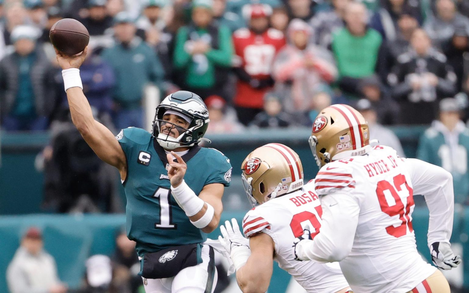 Jalen Hurts #1 (c) de los Philadelphia Eagles en acción frente a los San Francisco 49ers en el Lincoln Financial Field, en Filadelfia, Pensilvania (EE.UU.), este 29 de enero de 2023. EFE/EPA/Jason Szenes