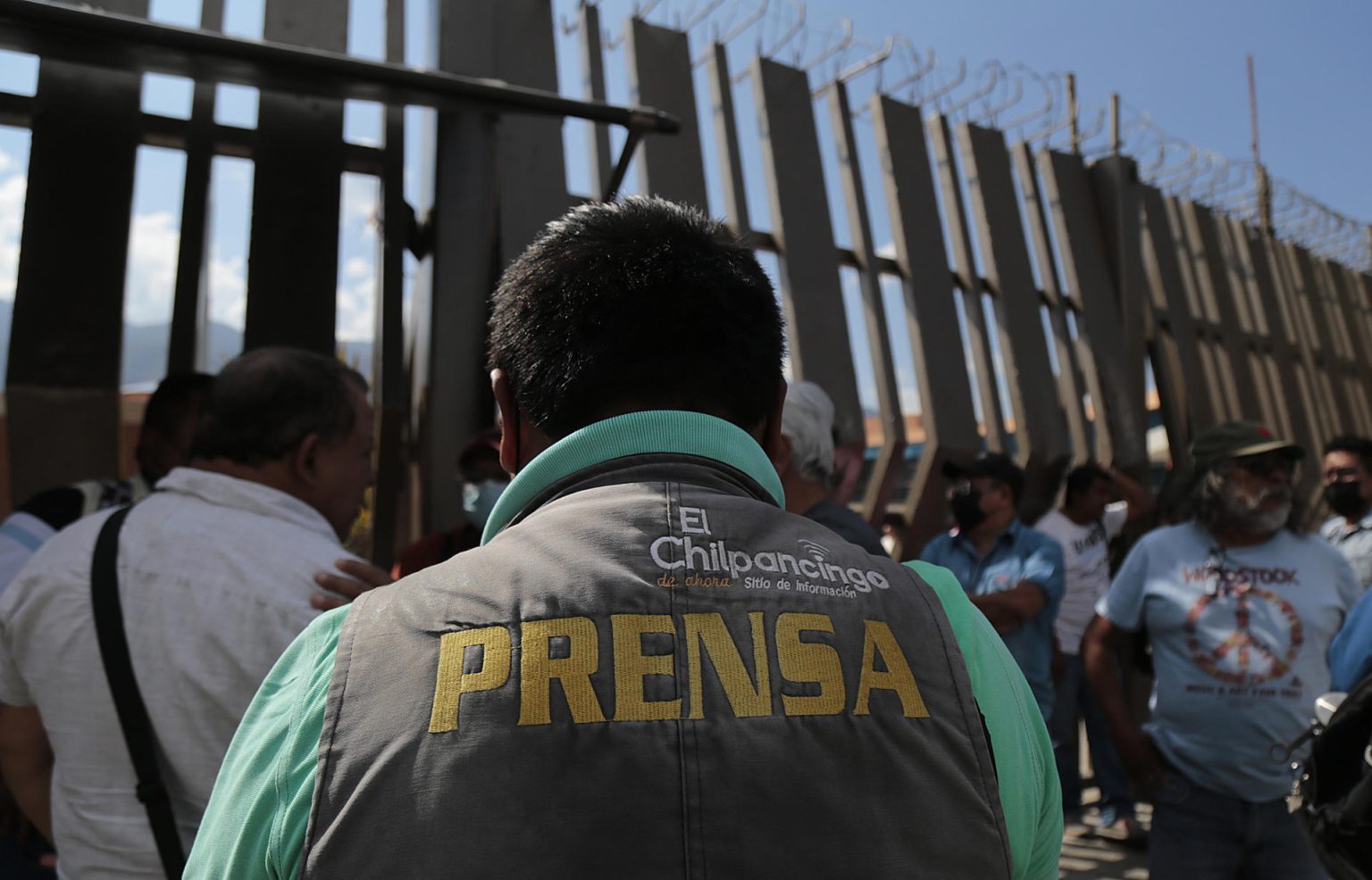 Periodistas protestan al exterior de la Fiscalía General de la República, en el municipio de Chilpancingo, en el estado de Guerrero (México). EFE/José Luis de la Cruz