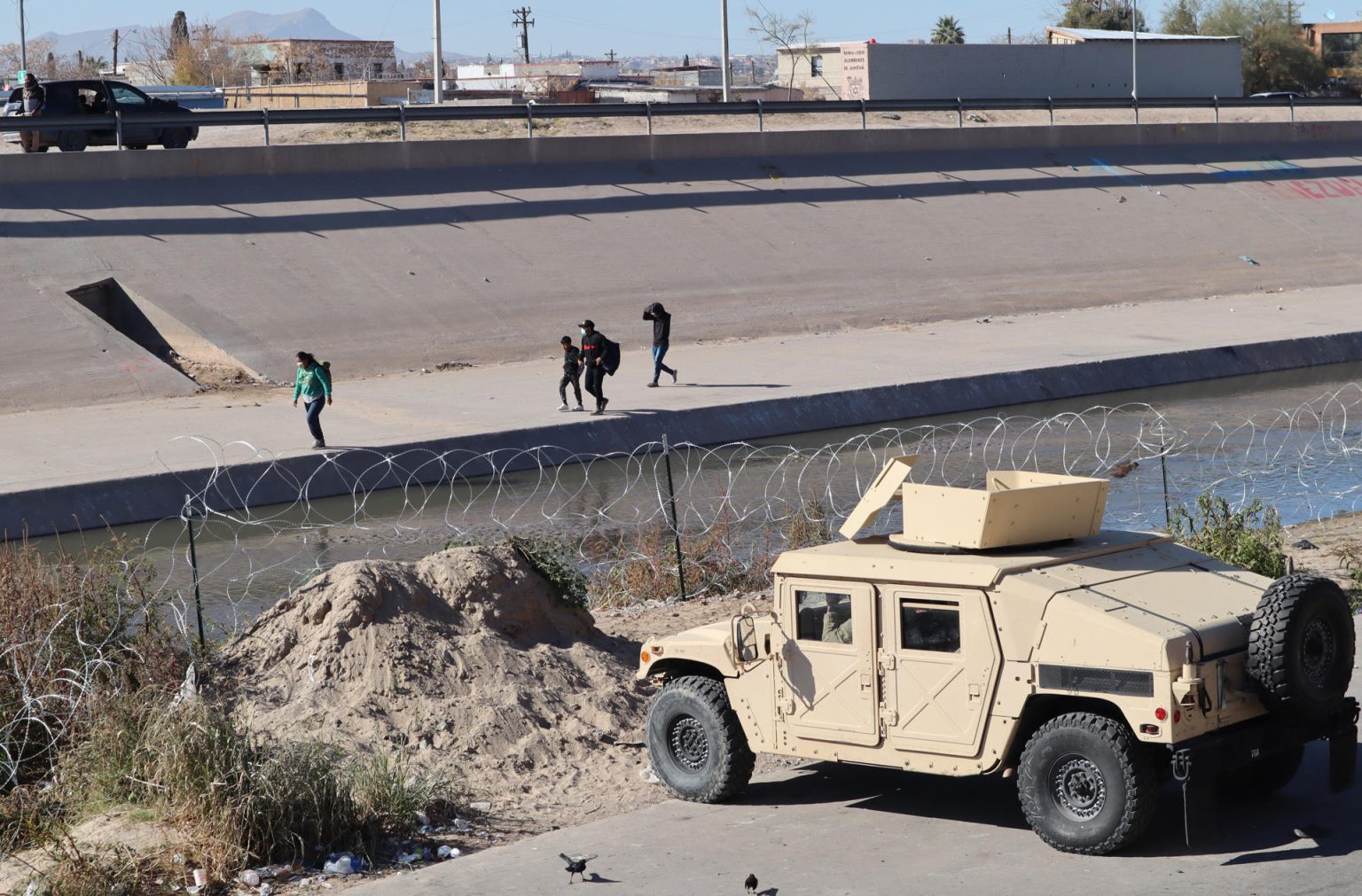 Integrantes de la Guardia Nacional estadounidense vigilan en la valla fronteriza de El Paso, Texas, frente a Ciudad Juárez, México. Imagen de archivo. EFE/Octavio Guzmán