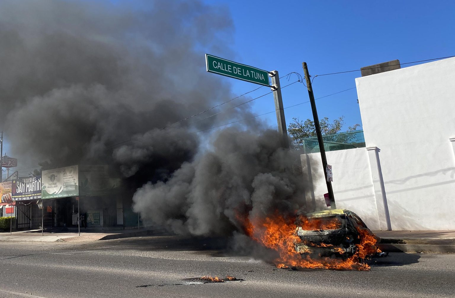 Vista de un vehículo calcinado hoy tras los enfrentamientos de fuerzas federales con grupos armados, en la ciudad de Culiacán, estado de Sinaloa (México). EFE/Juan Carlos Cruz