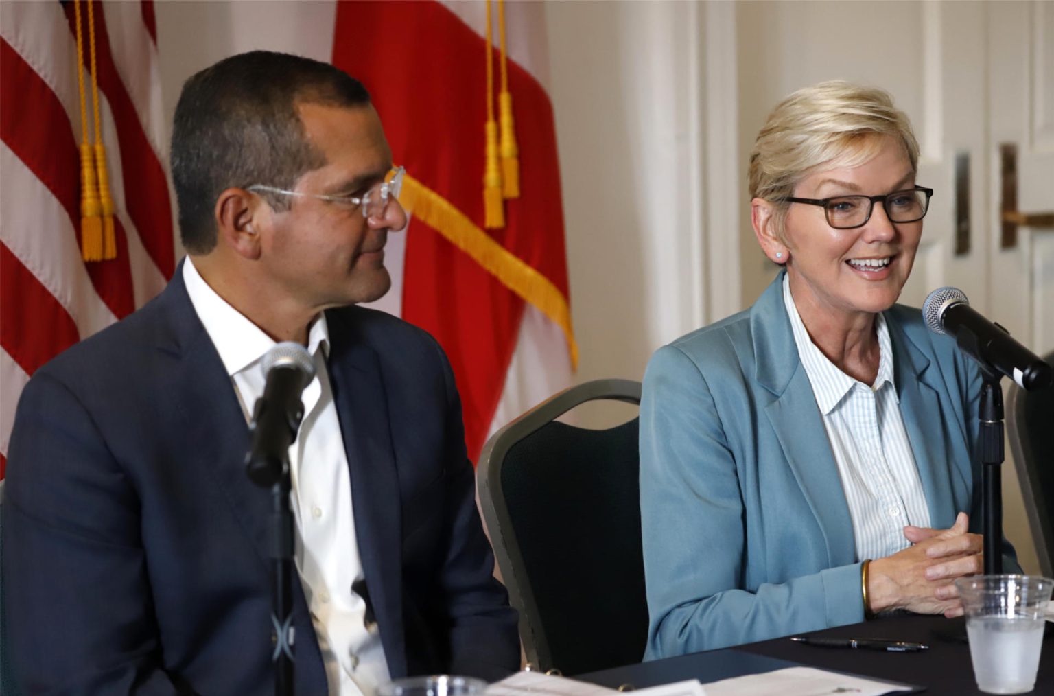 El gobernador de Puerto Rico, Pedro Pierluisi, y la secretaria de Energía de Estados Unidos, Jennifer Granholm, participan en una rueda de prensa hoy, en San Juan (Puerto Rico). EFE/Thais Llorca