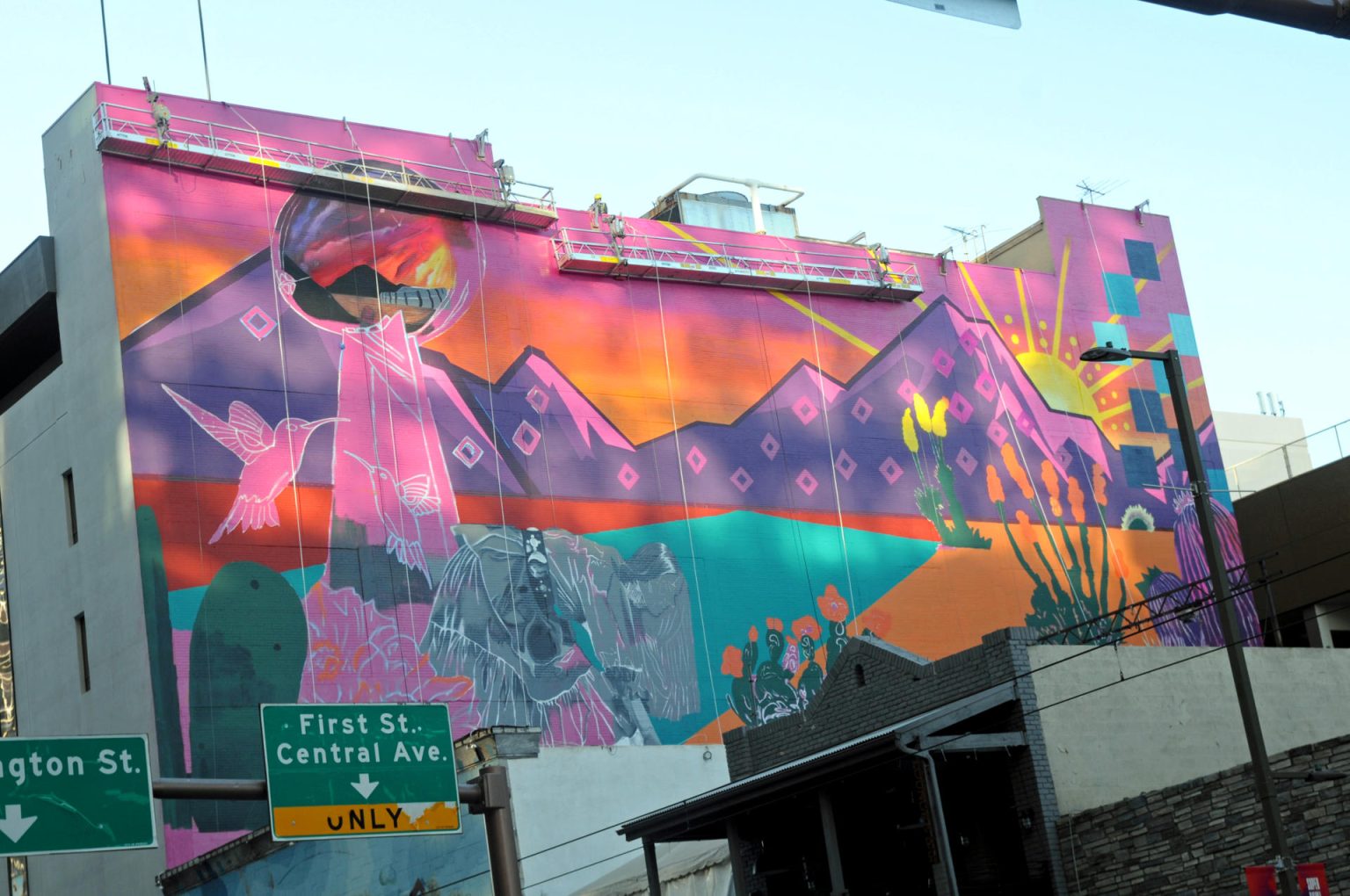 Fotografía que muestra un mural del SuperBowl pintado por la artista Lucinda Hinojos "La Morena" sobre la pared lateral de un edificio en Phoenix, Arizona. EFE/María León