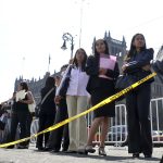 Fotografía de archivo que muestra a personas que esperan en fila en busca de empleo, en el Zócalo de Ciudad de México (México). EFE/Mario Guzmán