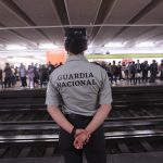 Elementos de la Guardia Nacional, vigilan las estaciones del metro este jueves, en Ciudad de México (México). EFE/Sáshenka Gutiérrez