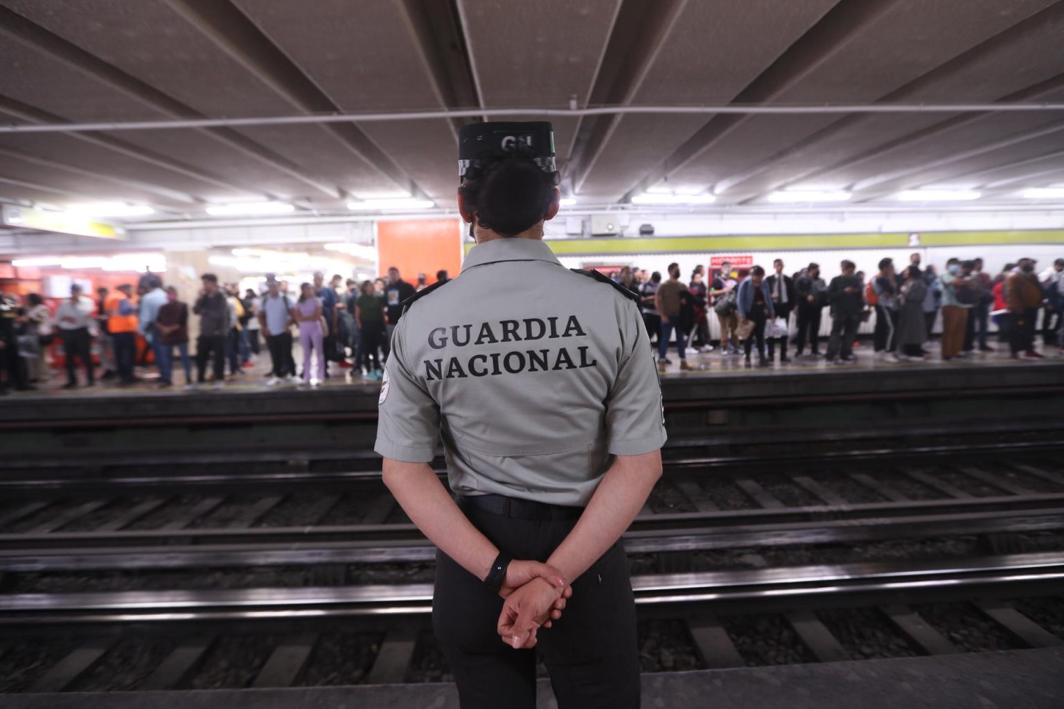 Elementos de la Guardia Nacional, vigilan las estaciones del metro este jueves, en Ciudad de México (México). EFE/Sáshenka Gutiérrez