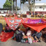 Grupos de migrantes instalan un campamento improvisado afuera de las instalaciones del Instituto Nacional de Migración (INM) hoy, en Tapachula, estado de Chiapas (México). EFE/Juan Manuel Blanco