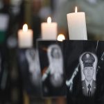 Fotografía de archivo de retratos durante una ceremonia religiosa en honor a los policías asesinados recientemente en el país por el Clan del Golfo, en Cali (Colombia). EFE/ Ernesto Guzmán Jr