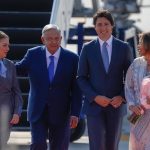 El presidente mexicano Andrés Manuel López Obrador (2-i) y su esposa Beatriz Gutiérrez Müller (i), dan la bienvenida al Primer Ministro de Canadá, Justin Trudeau (2-d) y a su esposa Sophie Grégoire (d) en el Aeropuerto Internacional Felipe Ángeles (AIFA), en el municipio de Zumpango, Estado de México (México). EFE/Isaac Esquivel