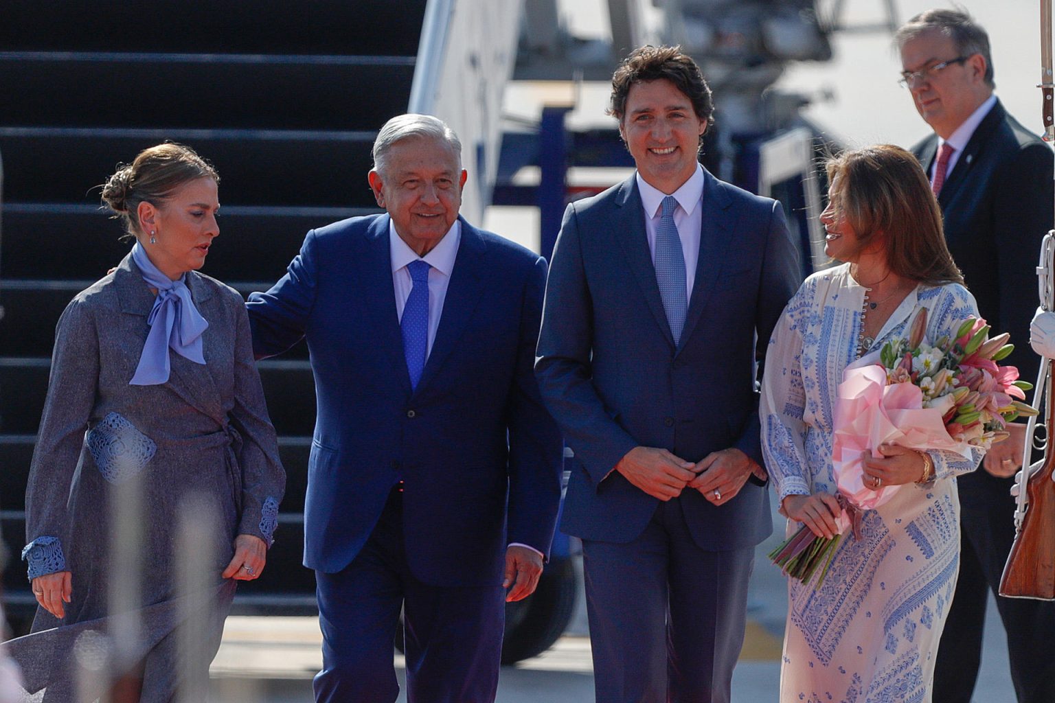 El presidente mexicano Andrés Manuel López Obrador (2-i) y su esposa Beatriz Gutiérrez Müller (i), dan la bienvenida al Primer Ministro de Canadá, Justin Trudeau (2-d) y a su esposa Sophie Grégoire (d) en el Aeropuerto Internacional Felipe Ángeles (AIFA), en el municipio de Zumpango, Estado de México (México). EFE/Isaac Esquivel