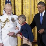 Imagen de archivo en la que se observa al expresidente estadounidense, Barack Obama (d), otorgando la Medalla Nacional de Humanidades a la autora estadounidense Joan Didion (c) durante una ceremonia en la Casa Blanca en Washington (EE.UU,). EFE/PETE MAROVICH