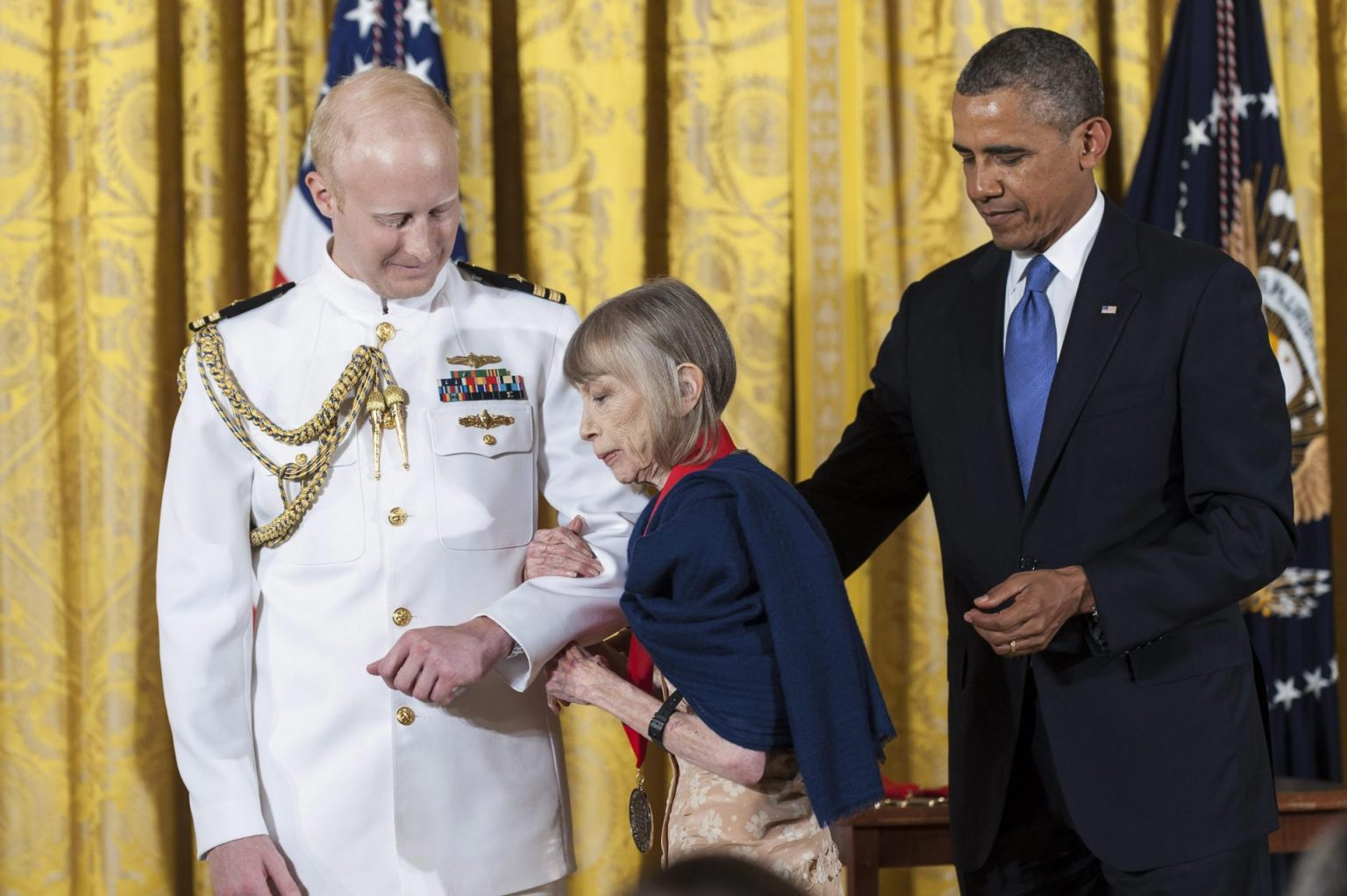 Imagen de archivo en la que se observa al expresidente estadounidense, Barack Obama (d), otorgando la Medalla Nacional de Humanidades a la autora estadounidense Joan Didion (c) durante una ceremonia en la Casa Blanca en Washington (EE.UU,). EFE/PETE MAROVICH