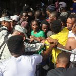 Grupos de migrantes se manifestaron frente a las instalaciones de la Comisión Mexicana de Ayuda a Refugiados (Comar) hoy, en Tapachula, estado de Chiapas (México). EFE/Juan Manuel Blanco