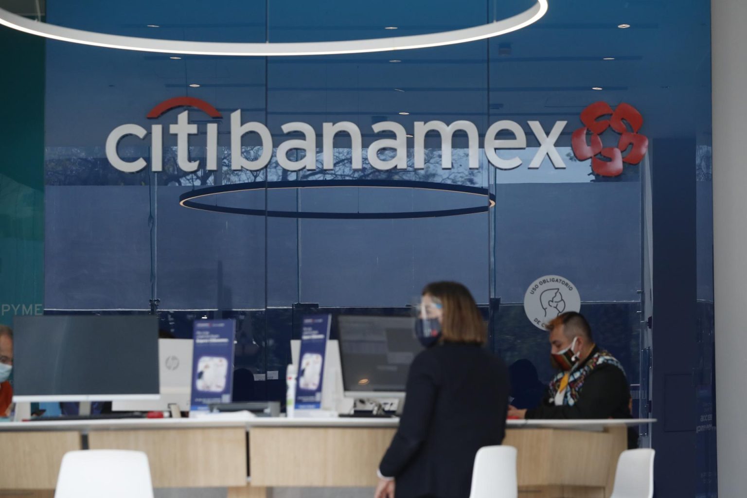 Una mujer acude a un banco de Citibanamex en Ciudad de México (México). Imagen de archivo. EFE/ Mario Guzmán