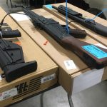 Fotografía de archivo de una mesa con rifles de asalto ofrecidos a la venta durante una feria de armas. EFE/Octavio Guzmán