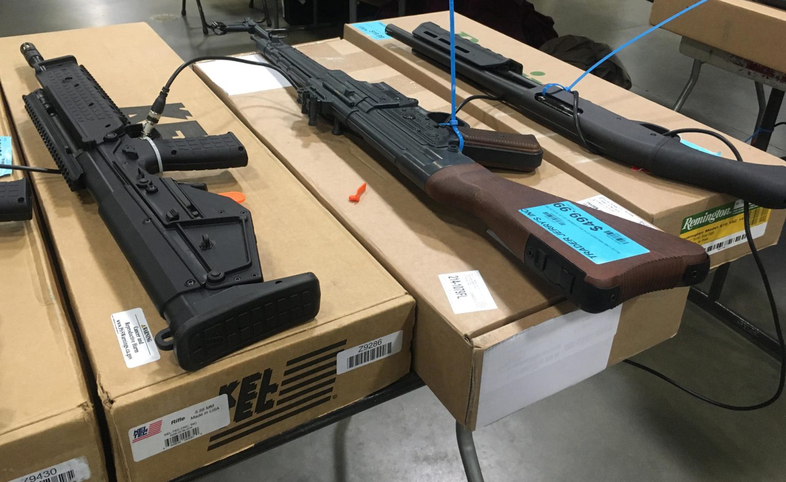 Fotografía de archivo de una mesa con rifles de asalto ofrecidos a la venta durante una feria de armas. EFE/Octavio Guzmán