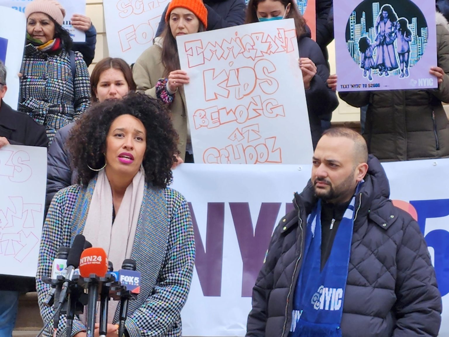 La concejal municipal, Sandy Nurse, habla junto al director ejecutivo de la Coalición para el Inmigrante, Murad Awawdeh, durante una conferencia de prensa celebrada este viernes desde las escalinatas de la Alcaldía de Nueva York. EFE/Ruth E. Hernández