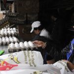 Fotografía de archivo de personas que compran huevos. EFE/Mario Guzmán