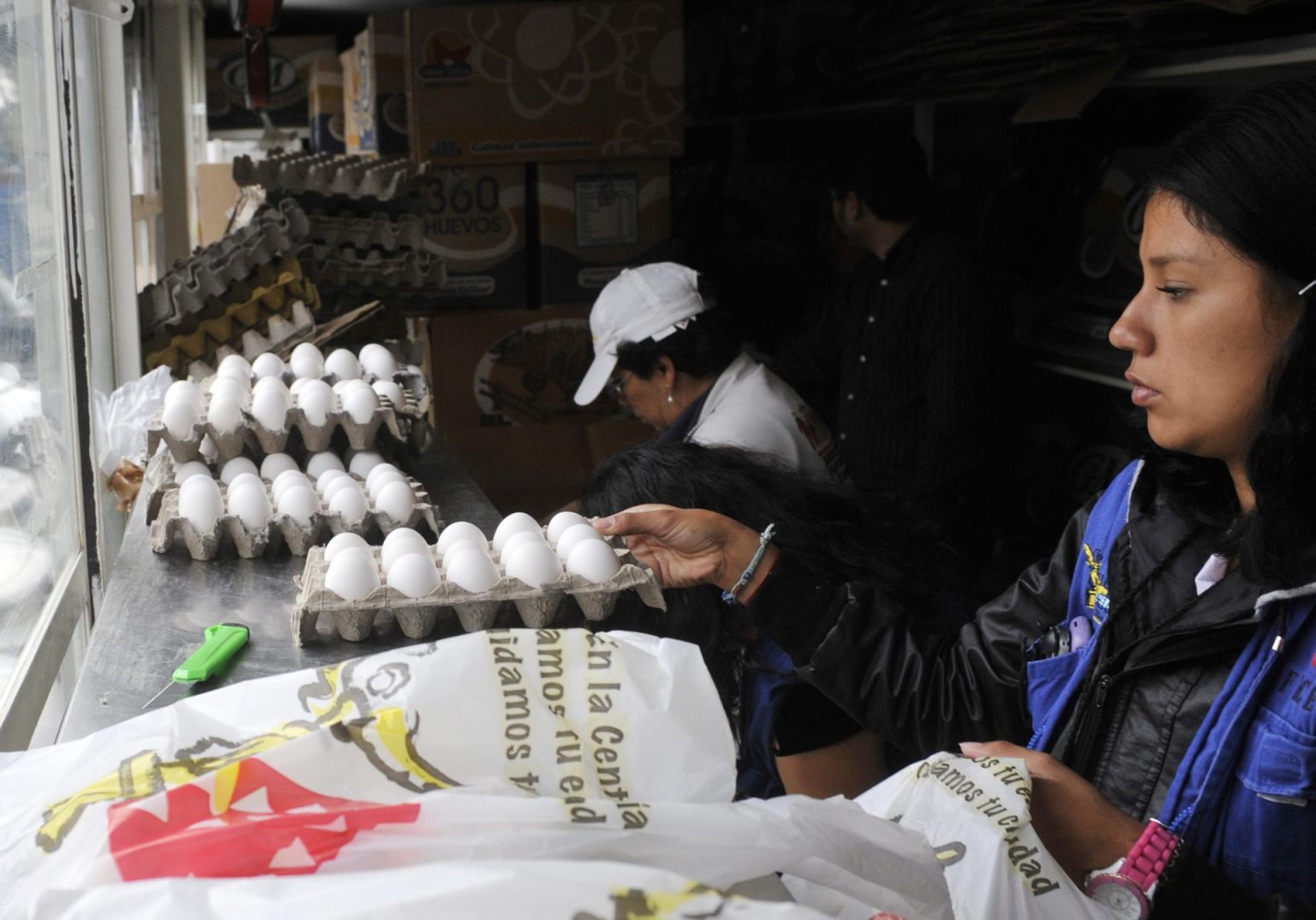 Fotografía de archivo de personas que compran huevos. EFE/Mario Guzmán